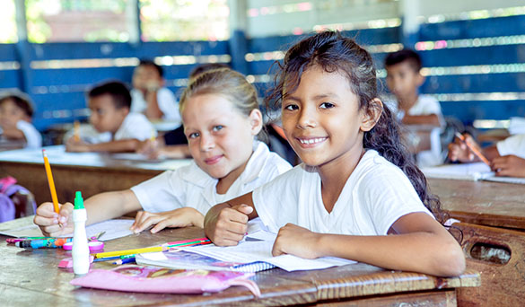 El equipo de RSE y voluntarios de Dinant celebran el Día del Niño